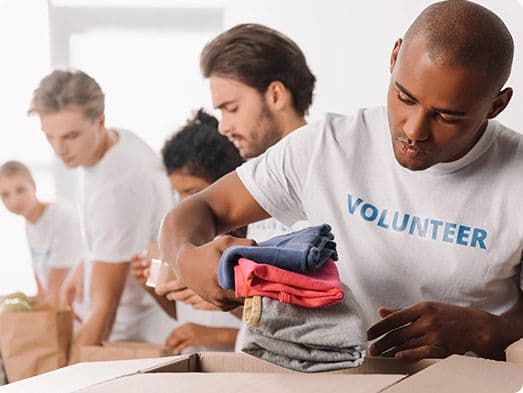 Por meio do projeto “Gesto Solidário”, incentivamos nossos colaboradores a buscarem instituições de caridade e arrecadarem donativos para apoiá-las. Em 2020, tivemos duas edições da ação, que focaram em levar alimentos não perecíveis e itens de prevenção à covid-19 para quem mais precisava. No total, foram doados mais de R$66 mil para 16 instituições em todo o país.