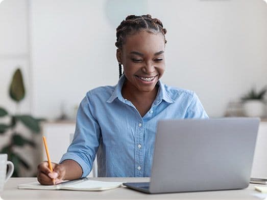Investimos em treinamentos e outras iniciativas voltadas para a formação e bom desempenho dos colaboradores da LG lugar de gente, por meio de ações como o Programa de Incentivo a Educação e Desenvolvimento (PIED), o Programa de Desenvolvimento de Lideranças, a Avaliação de Competências e o Café com a Gente.