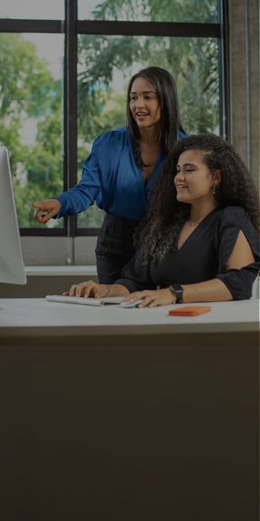 duas mulheres observam a palataforma completa de gestão de RH
