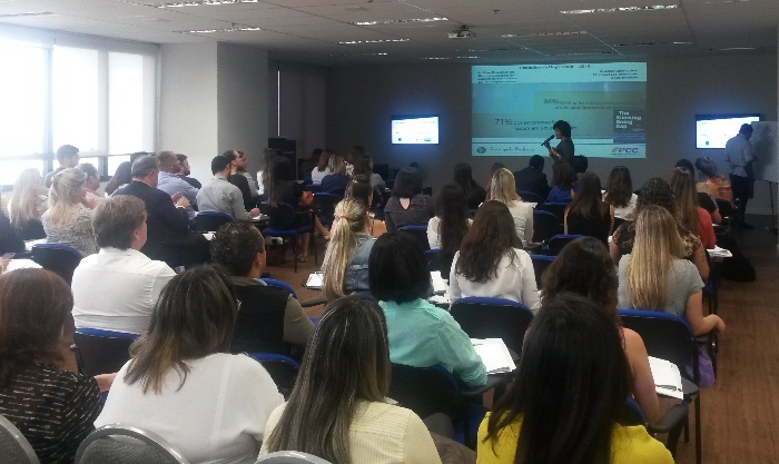 Palestrante e plateia durante palestra