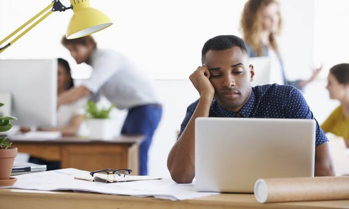 funcionario insatisfeito com o trabalho