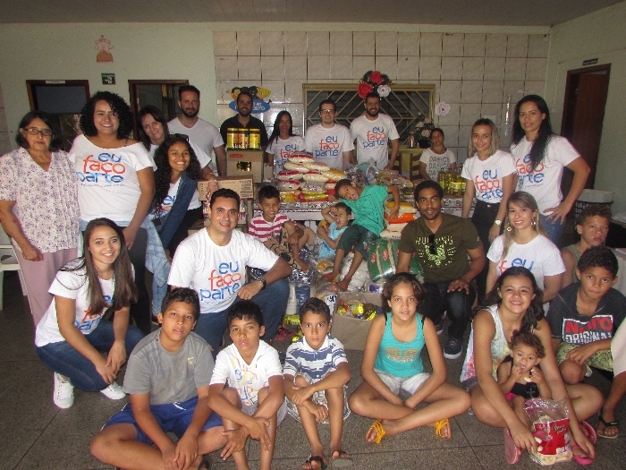 Voluntários da LG-GO entregando os donativos ao orfanato Lar Maria de Nazaré, em Hidrolândia (GO)