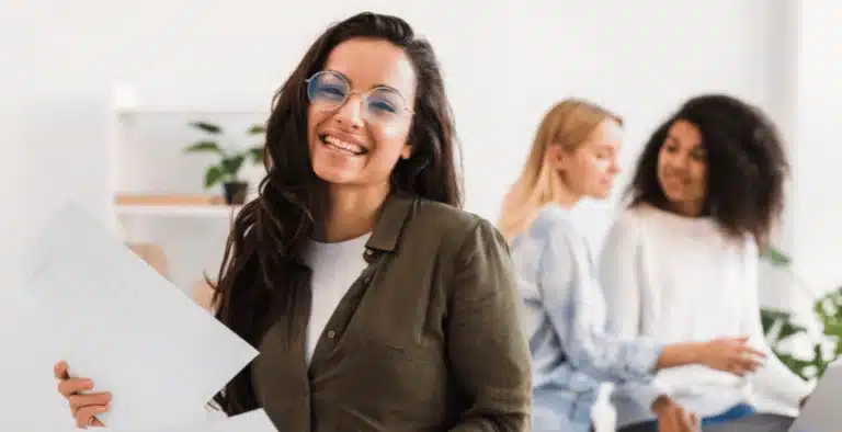 três mulheres, coma um sorrindo na frente