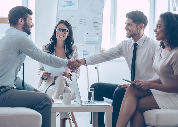 atração de talentos - pessoa sendo contratada por empresa