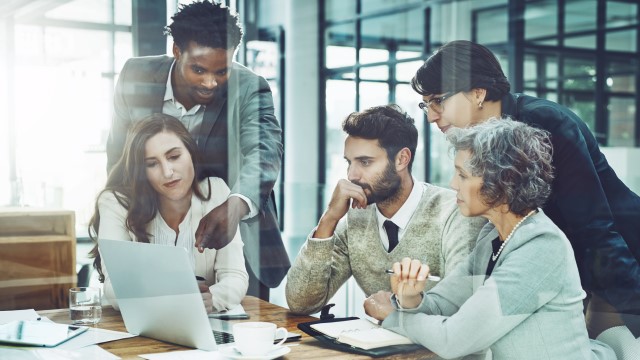 A tecnologia e a globalização alteraram a forma como os profissionais se relacionam com o mercado de trabalho, e isso se tornou mais um desafio para as organizações