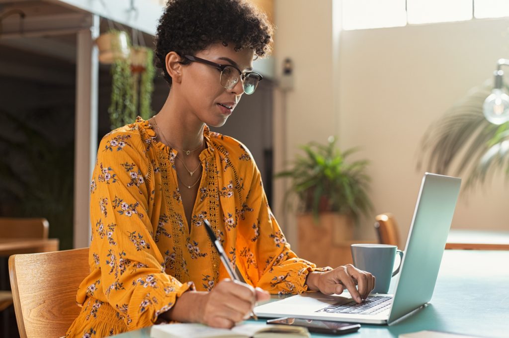 Mulher pesquisa fornecedor tecnologia RH