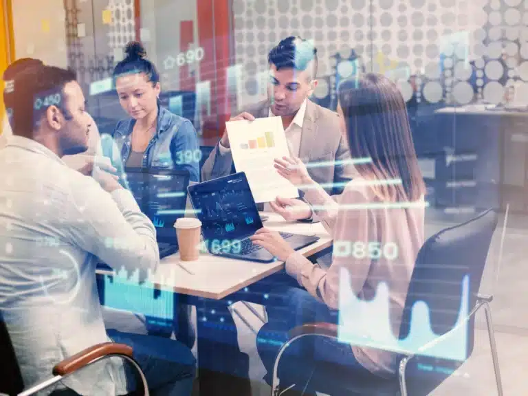 Colaboradores de empresa de tecnologia reunidos