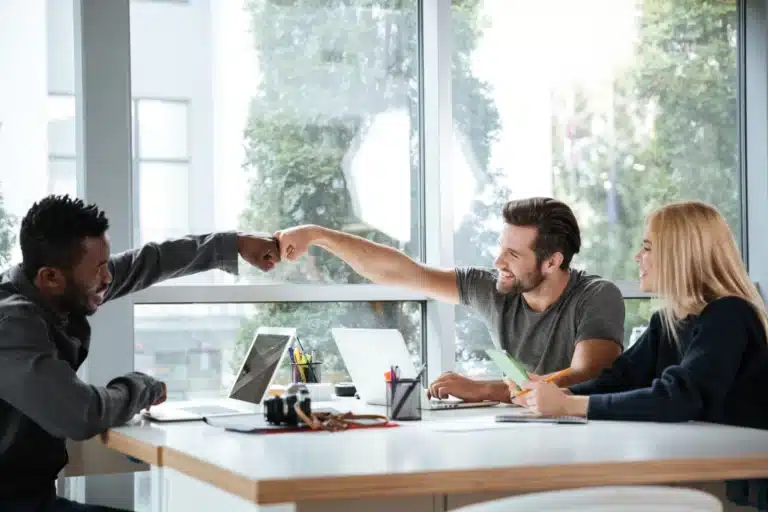Reunião com três pessoas comemorando