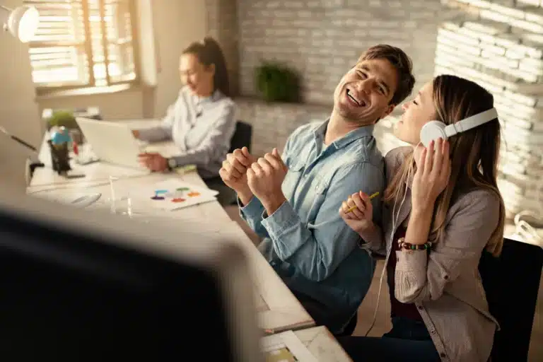 Dois jovens no trabalho usufruindo do bem-estar corporativo
