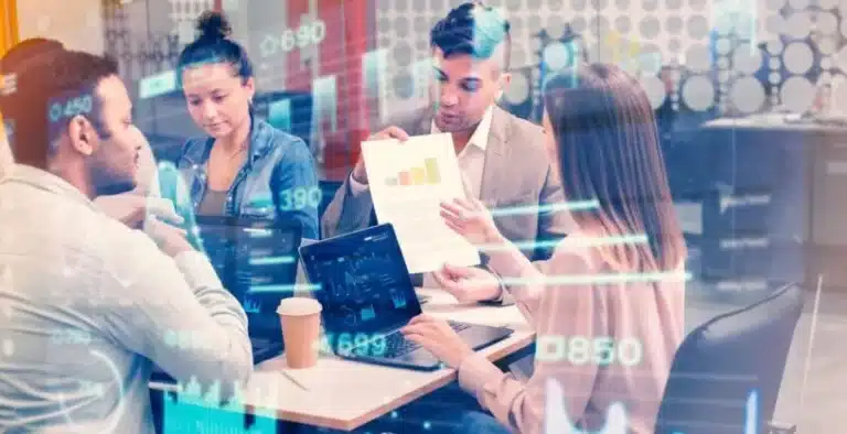 Pessoas reunidas com notebooks em reunião