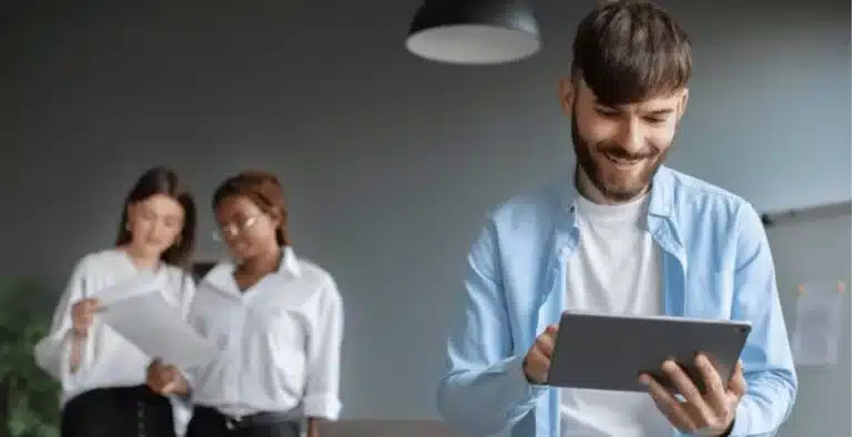 Três pessoas e uma está segundando um tablet