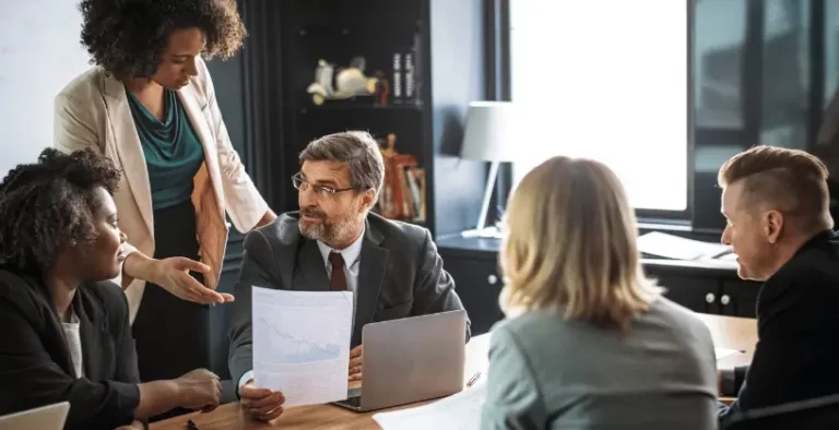 4 pessoas em reunião discutindo um assunto