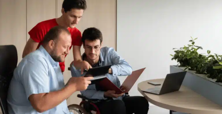 Três pessoas olhando o notebook