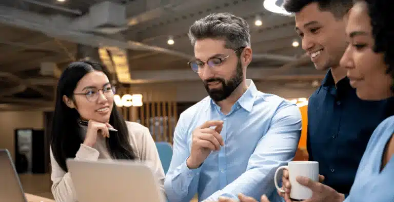 Pessoas em reunião tratando sobre hard skills