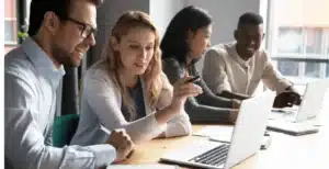A aprendizagem corporativa envolve a aplicação de estratégias que visam o desenvolvimento da equipe em longo prazo