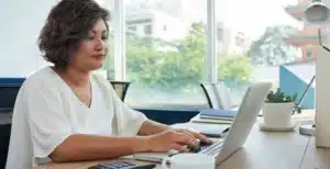 RH fechando a folha de pagamento com um sistema integrado