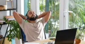 Homem sentado relaxando e usufruindo do seu dsr na folha de pagamento