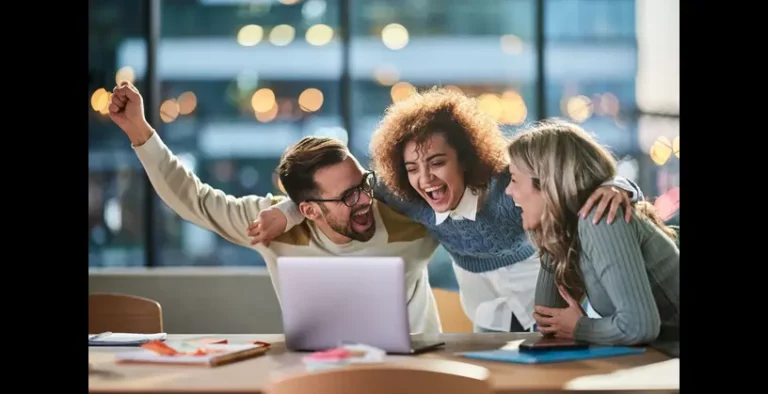 Pessoas em um escritório, celebrando o Top 5 da premiação Top of Mind de RH 2025