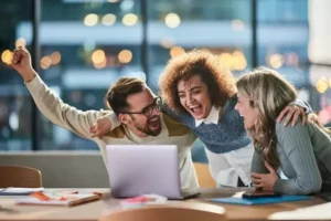 Pessoas em um escritório, celebrando o Top 5 da premiação Top of Mind de RH 2025