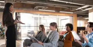 Gestora de RH promove treinamento corporativo para colaboradores da empresa e amplia capacitação profissional de sua equipe