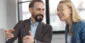 O recrutamento por indicação promove a atração de talentos e a redução dos custos dos processos seletivos.