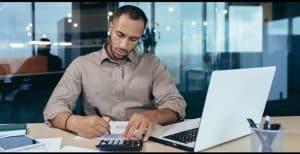 Profissional de RH calculando imposto de renda 2026