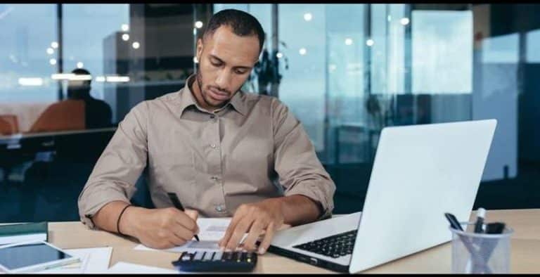 Profissional de RH calculando imposto de renda 2026