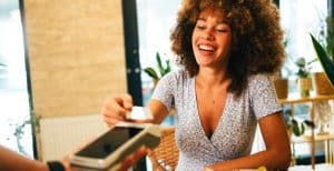 Mulher pagando refeição de acordo com o novo PAT - Programa de Alimentação do Trabalhador