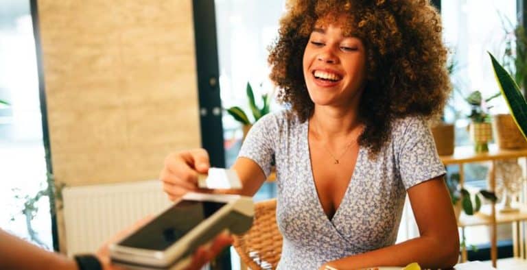 Mulher pagando refeição de acordo com o novo PAT - Programa de Alimentação do Trabalhador