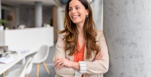 Profissional headhunter em um ambiente corporativo