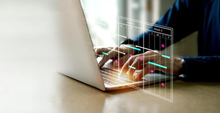 pessoa no notebook lendo sobre aquisição da Moavi pela LG lugar de gente